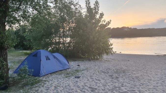 Zelten am Rhein